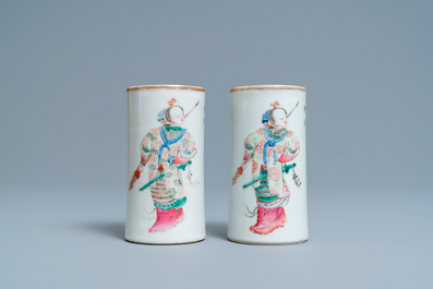 Une paire de pots &agrave; pinceaux en porcelaine de Chine famille rose &agrave; d&eacute;cor 'Wu Shuang Pu', marque et &eacute;poque de Daoguang