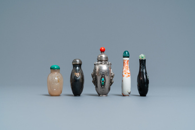Cinq tabati&egrave;res en agate, argent et porcelaine, Chine, 19/20&egrave;me
