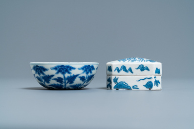 Een Chinees blauw-wit bord, een kom en een dekseldoos, Qianlong en Guangxu merk, 19/20e eeuw