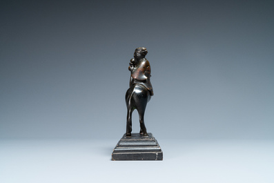 Un br&ucirc;le-parfum figurant un lettr&eacute; sur cerf en bronze, Chine, d&eacute;but de la dynastie Qing