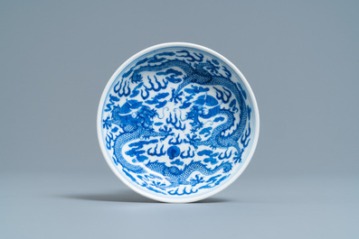Een Chinees blauw-wit bord, een kom en een dekseldoos, Qianlong en Guangxu merk, 19/20e eeuw