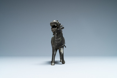 Een Chinese bronzen wierookbrander in de vorm van een kylin, Kangxi