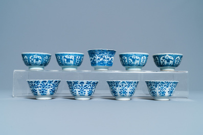18 Chinese blauw-witte schotels en 17 koppen, Kangxi en later
