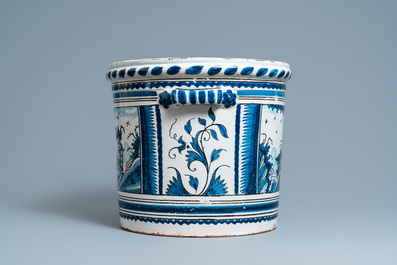 Een grote blauw-witte en mangane jardini&egrave;re met een landschap, Nevers, Frankrijk, 18e eeuw
