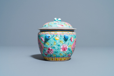 Een Chinese famille rose 'kamcheng' dekselkom voor de Straits of Peranakan markt, 19e eeuw
