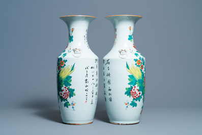 Een paar Chinese famille rose vazen met fruit en bloemen, 19/20e eeuw