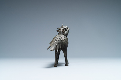 Een Chinese bronzen wierookbrander in de vorm van een kylin, Kangxi