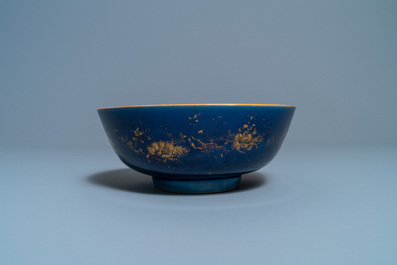Drie Chinese monochrome blauwe kommen met verguld decor, Kangxi