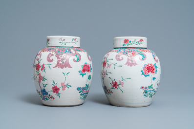 Een paar Chinese famille rose dekselpotten met floraal decor, Qianlong