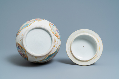 Een Chinese famille rose dekselvaas met mandarijns decor, Qianlong