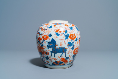 Une jarre en porcelaine de Chine de style Imari &agrave; d&eacute;cor de ph&eacute;nix et de qilins, Kangxi