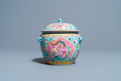 Een Chinese famille rose 'kamcheng' dekselkom voor de Straits of Peranakan markt, 19e eeuw