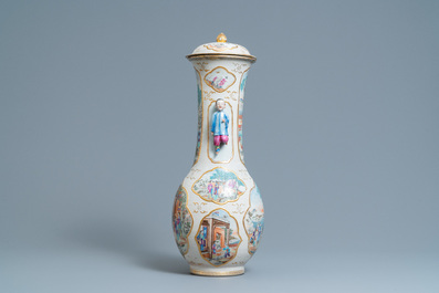 Een Chinese famille rose dekselvaas met mandarijns decor, Qianlong