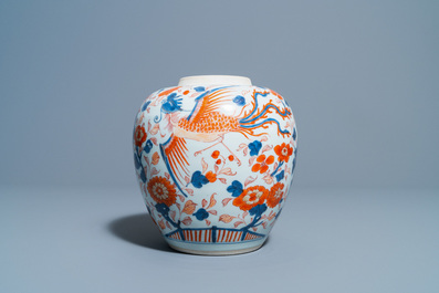 Une jarre en porcelaine de Chine de style Imari &agrave; d&eacute;cor de ph&eacute;nix et de qilins, Kangxi