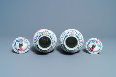 Een paar Chinese famille rose dekselvazen met mandarijneenden, Kangxi merk, Republiek