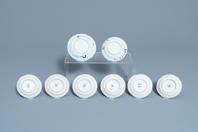 18 Chinese blauw-witte schotels en 17 koppen, Kangxi en later