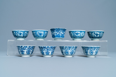 18 Chinese blauw-witte schotels en 17 koppen, Kangxi en later