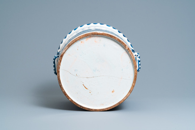 Een grote blauw-witte en mangane jardini&egrave;re met een landschap, Nevers, Frankrijk, 18e eeuw