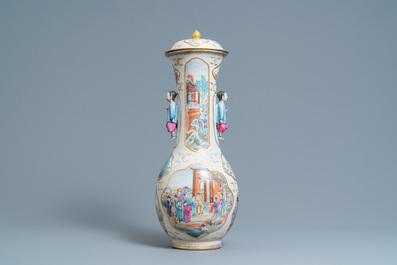 Een Chinese famille rose dekselvaas met mandarijns decor, Qianlong