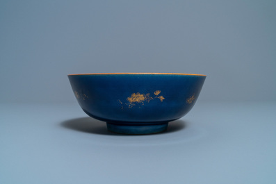 Drie Chinese monochrome blauwe kommen met verguld decor, Kangxi