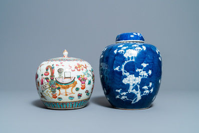 Vier diverse Chinese theepotten en twee dekselpotten, 19/20e eeuw