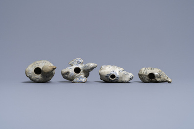 Vier Vietnamese of Annamese blauw-witte waterdruppelaars in de vorm van dieren, 16/17e eeuw
