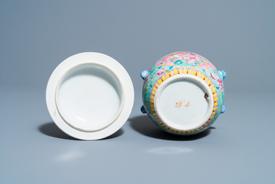 Een Chinese famille rose 'kamcheng' dekselkom voor de Straits of Peranakan markt, 19e eeuw