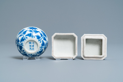 Een Chinees blauw-wit bord, een kom en een dekseldoos, Qianlong en Guangxu merk, 19/20e eeuw