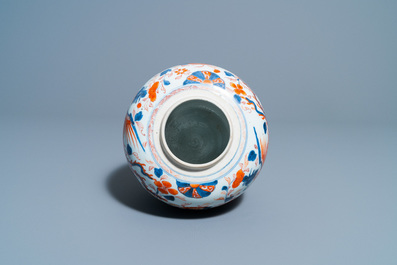 Une jarre en porcelaine de Chine de style Imari &agrave; d&eacute;cor de ph&eacute;nix et de qilins, Kangxi