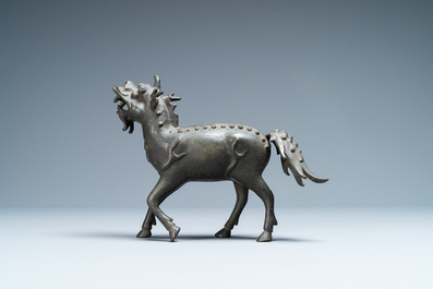 Een Chinese bronzen wierookbrander in de vorm van een kylin, Kangxi