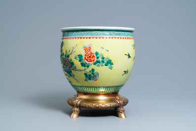 A Chinese famille verte jardini&egrave;re on a dated gilt bronze foot, 19/20th C.