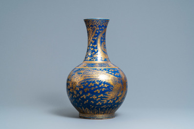 Un grand vase bouteille en porcelaine de Chine bleu monochrome &agrave; d&eacute;cor dor&eacute; de dragons et ph&eacute;nix, marque et &eacute;poque de Guangxu