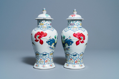 Een paar Chinese famille rose dekselvazen met mandarijneenden, Kangxi merk, Republiek