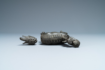 Een Chinese bronzen wierookbrander in de vorm van een kylin, Kangxi