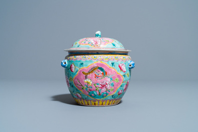 Een Chinese famille rose 'kamcheng' dekselkom voor de Straits of Peranakan markt, 19e eeuw