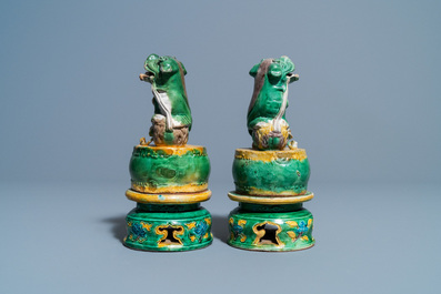 Une paire de porte-encens en forme de lions bouddhistes en biscuit &eacute;maill&eacute; sancai, Ming