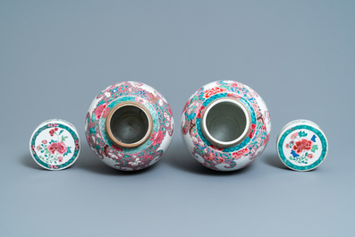 Een paar Chinese famille rose dekselpotten met floraal decor, Qianlong