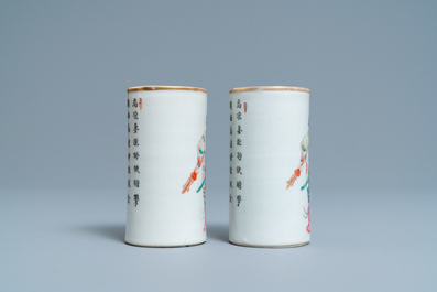 Une paire de pots &agrave; pinceaux en porcelaine de Chine famille rose &agrave; d&eacute;cor 'Wu Shuang Pu', marque et &eacute;poque de Daoguang
