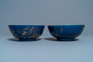 Drie Chinese monochrome blauwe kommen met verguld decor, Kangxi