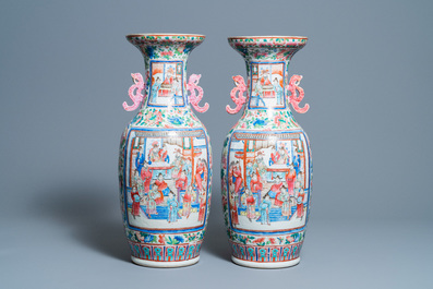 Een paar Chinese famille rose vazen met hofsc&egrave;nes, 19e eeuw