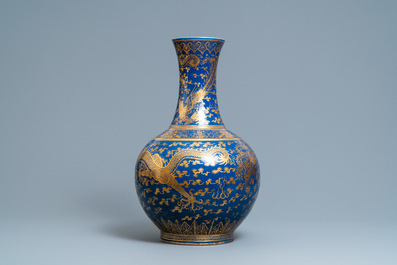 Un grand vase bouteille en porcelaine de Chine bleu monochrome &agrave; d&eacute;cor dor&eacute; de dragons et ph&eacute;nix, marque et &eacute;poque de Guangxu
