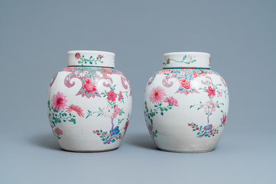 Een paar Chinese famille rose dekselpotten met floraal decor, Qianlong