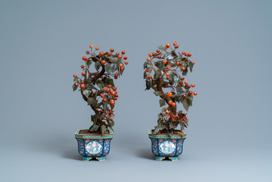 Een paar grote Chinese Canton email jardini&egrave;res met bomen in jade en hardsteen, 19e eeuw