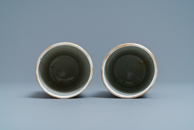 Une paire de pots &agrave; pinceaux en porcelaine de Chine famille rose &agrave; d&eacute;cor 'Wu Shuang Pu', marque et &eacute;poque de Daoguang