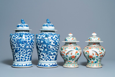 Twee paar Chinese blauw-witte en famille verte dekselvazen, 19/20e eeuw