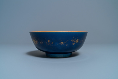 Drie Chinese monochrome blauwe kommen met verguld decor, Kangxi