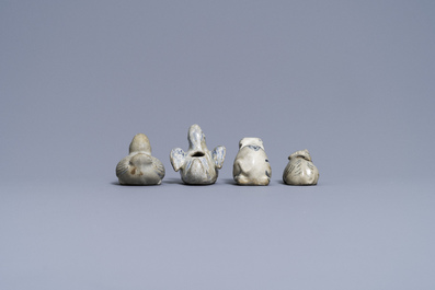 Vier Vietnamese of Annamese blauw-witte waterdruppelaars in de vorm van dieren, 16/17e eeuw