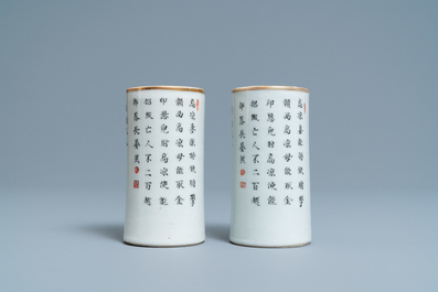 Une paire de pots &agrave; pinceaux en porcelaine de Chine famille rose &agrave; d&eacute;cor 'Wu Shuang Pu', marque et &eacute;poque de Daoguang