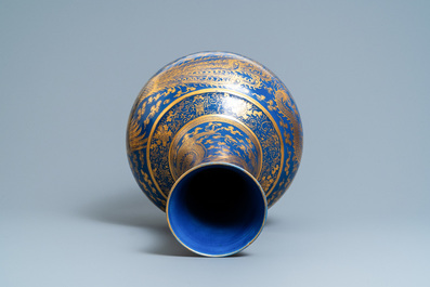 Un grand vase bouteille en porcelaine de Chine bleu monochrome &agrave; d&eacute;cor dor&eacute; de dragons et ph&eacute;nix, marque et &eacute;poque de Guangxu