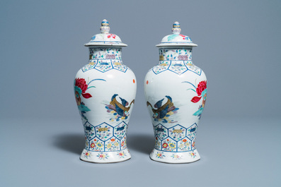 Een paar Chinese famille rose dekselvazen met mandarijneenden, Kangxi merk, Republiek